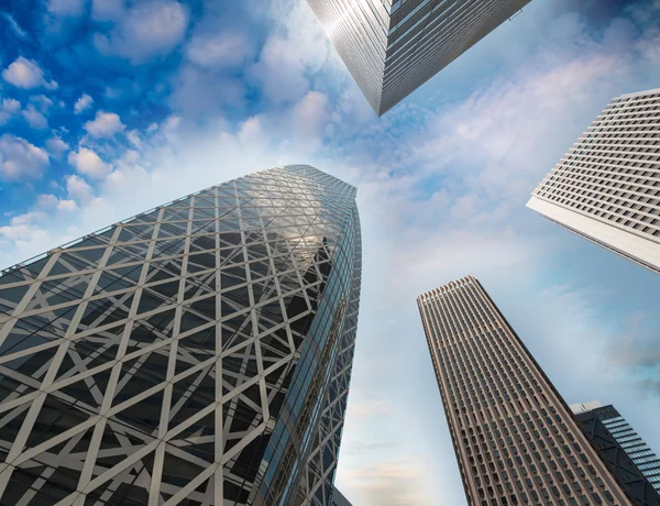 Rascacielos modernos de oficinas de la ciudad. Concepto empresarial — Foto de Stock