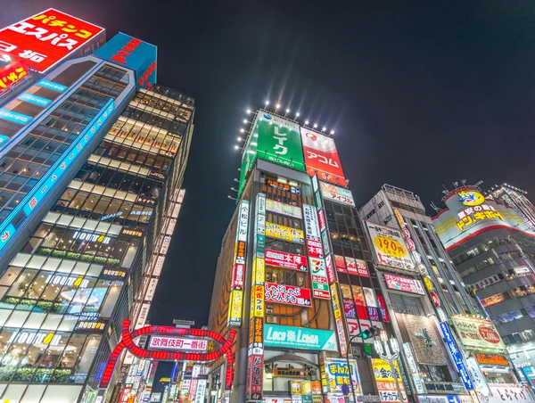 Tokyo - 18 mei 2016. Lichten, gebouwen en advertenties van Shinjuku. De — Stockfoto