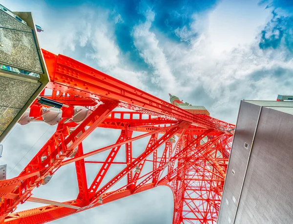 Tokyo tower met bewolkte hemel — Stockfoto