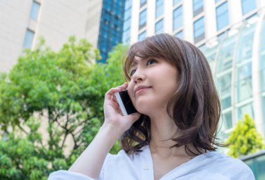 gülümseyen genç Asyalı kadın 