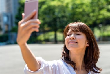 genç kadın selfie smartphone ile yapma 