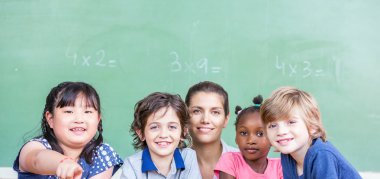 Güzel öğretmen ile karışık ırk sınıf