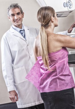 Kadın hasta hastane testinde mamografi