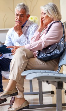 Kötü test sonuçlar için Bayan hasta doktor. Korku kavramı