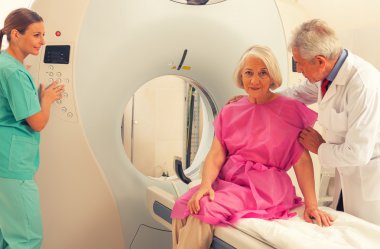Yaşlı kadın hasta doktor tarafından destekli hastanede Mr