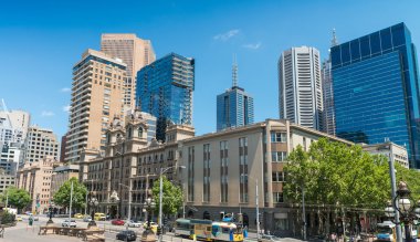Flinders Sokağı İstasyonu doğru seyir Melbourne manzarası. Austr