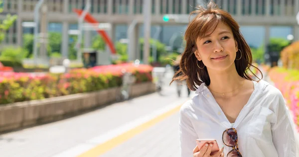 Tokyo sokaklarında yürüyen genç kadın — Stok fotoğraf