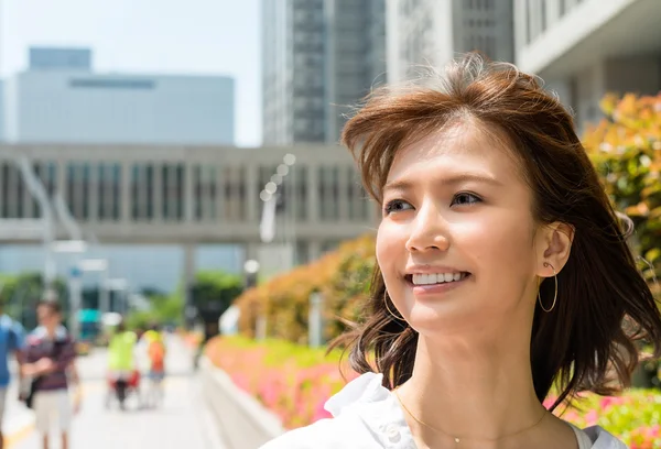 Woman walking along city streets — Stock Photo, Image