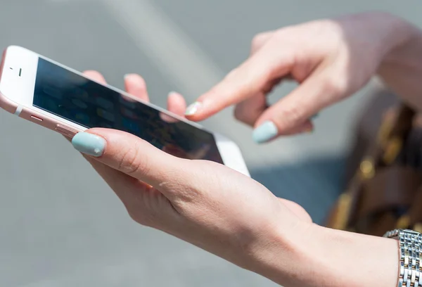 Prachtige vrouwelijke handen werken met smartphone — Stockfoto