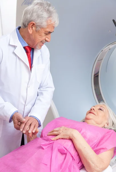 Paciente feliz sometido a una resonancia magnética en el hospital — Foto de Stock