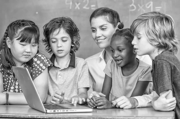 Trabajando juntos en la escuela primaria. Integración y multiples —  Fotos de Stock