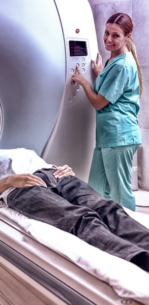 Happy patient undergoing mri scan at hospital — Stock Photo, Image