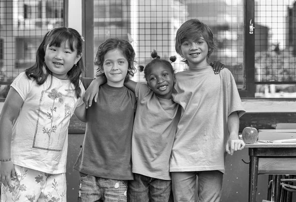 Escena de escuela primaria en blanco y negro. Concepto educativo —  Fotos de Stock