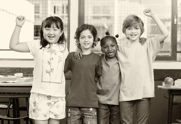 Felices compañeros de clase multiétnicos abrazándose en la escuela primaria —  Fotos de Stock