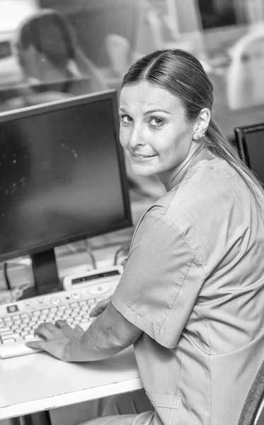 Gärna kvinnliga läkare vid datorn i sjukhussal — Stockfoto
