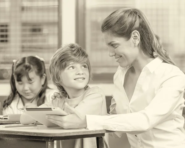 Zwart-wit basisschool scène. Onderwijs concept — Stockfoto