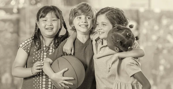 Niños de primaria jugando baloncesto en el gimnasio — Foto de Stock