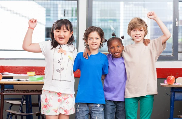 Trabajando juntos en la escuela primaria. Integración y multiples — Foto de Stock