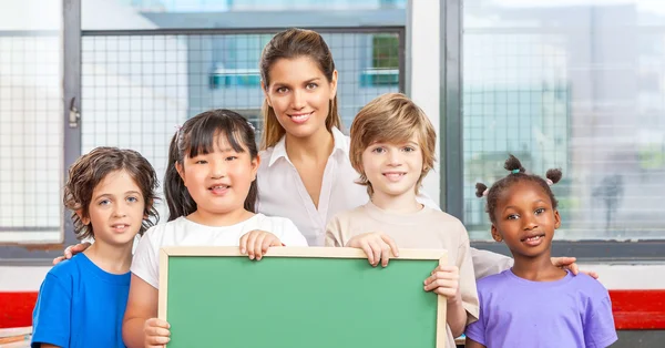 Hermoso profesor con aula de raza mixta —  Fotos de Stock