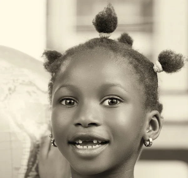 Αφρικής κορίτσι στο σχολείο με σφαίρα της γης σε βάθος, γεωγραφία — Φωτογραφία Αρχείου