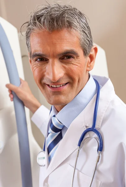 Amigável médico masculino no hospital sorrindo — Fotografia de Stock