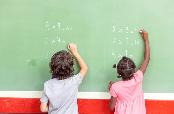 Trabalhando juntos na escola primária. Integração e multi eth — Fotografia de Stock