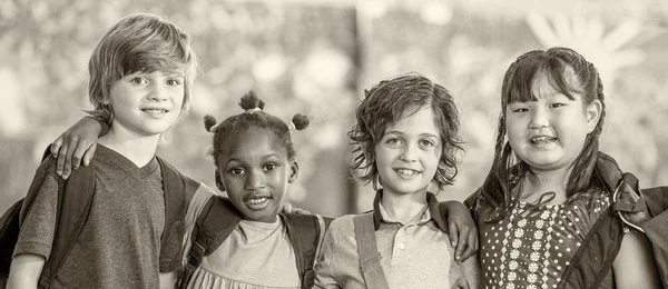 Fekete-fehér általános iskola jelenet. Oktatási koncepció — Stock Fotó