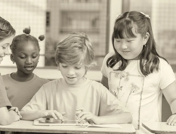 Trabajando juntos en la escuela primaria. Integración y multiples — Foto de Stock