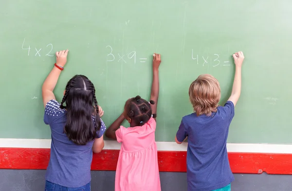 Trabajando juntos en la escuela primaria. Integración y multiples — Foto de Stock