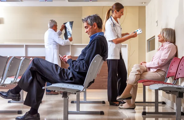 Doktorlar ve hastalar hastane odasında sınav sonuçları tartışıyor — Stok fotoğraf