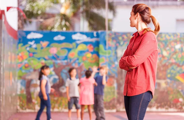 Lehrer mit Klassenzimmer auf dem Schulhof — Stockfoto