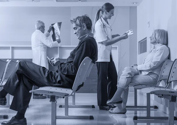 Médicos e pacientes na sala de hospital discutindo os resultados dos exames — Fotografia de Stock