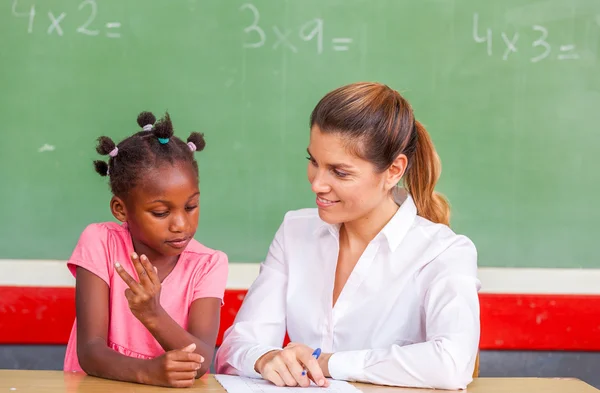 Trabajando juntos en la escuela primaria. Integración y multiples —  Fotos de Stock