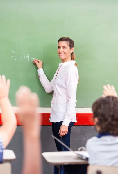 Teacher with multi ethnic classroom at school — Stock Photo, Image