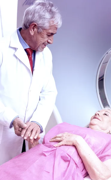 Paciente feliz sometido a una resonancia magnética en el hospital — Foto de Stock