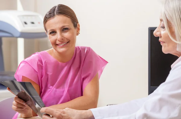 Medico femminile rassicurante paziente con risultati degli esami — Foto Stock