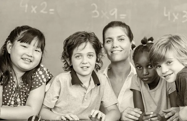 Zwart-wit basisschool scène. Onderwijs concept — Stockfoto