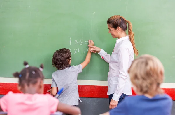 Trabajando juntos en la escuela primaria. Integración y multiples — Foto de Stock