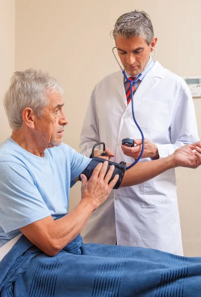 Paziente sottoposto a test di scansione in camera d'ospedale — Foto Stock