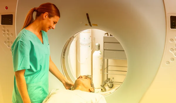 Счастливый пациент проходит МРТ в больнице — стоковое фото