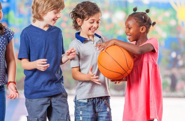 Multi race skolkamrater spela basket — Stockfoto