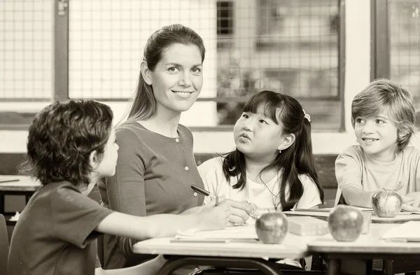 Escena de escuela primaria en blanco y negro. Concepto educativo — Foto de Stock