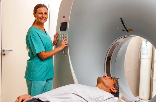 Zufriedener männlicher Patient unterzieht sich einem CT-Scan — Stockfoto