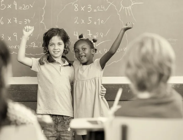 Escena de escuela primaria en blanco y negro. Concepto educativo — Foto de Stock