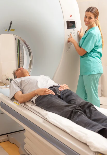 Happy patient undergoing mri scan at hospital — Stock Photo, Image