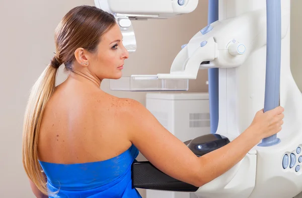 Patiënt ondergaat, scan test in ziekenhuis kamer — Stockfoto