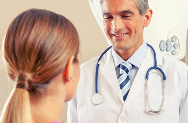 Uma paciente do sexo feminino tranquilizadora. Conceito de saúde e hospital — Fotografia de Stock