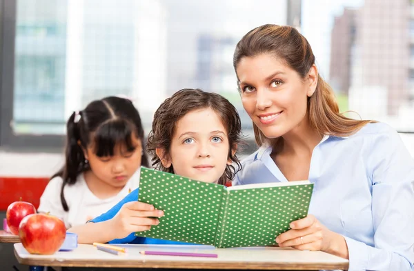 Arbeta tillsammans på grundskolan. Integration och multi eth — Stockfoto