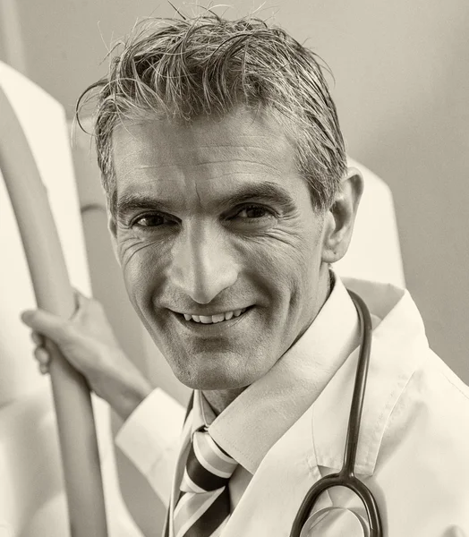 Amistoso médico masculino en el hospital sonriendo — Foto de Stock