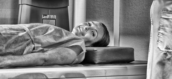 Mujer sometida a resonancia magnética en el hospital. Concepto sanitario — Foto de Stock